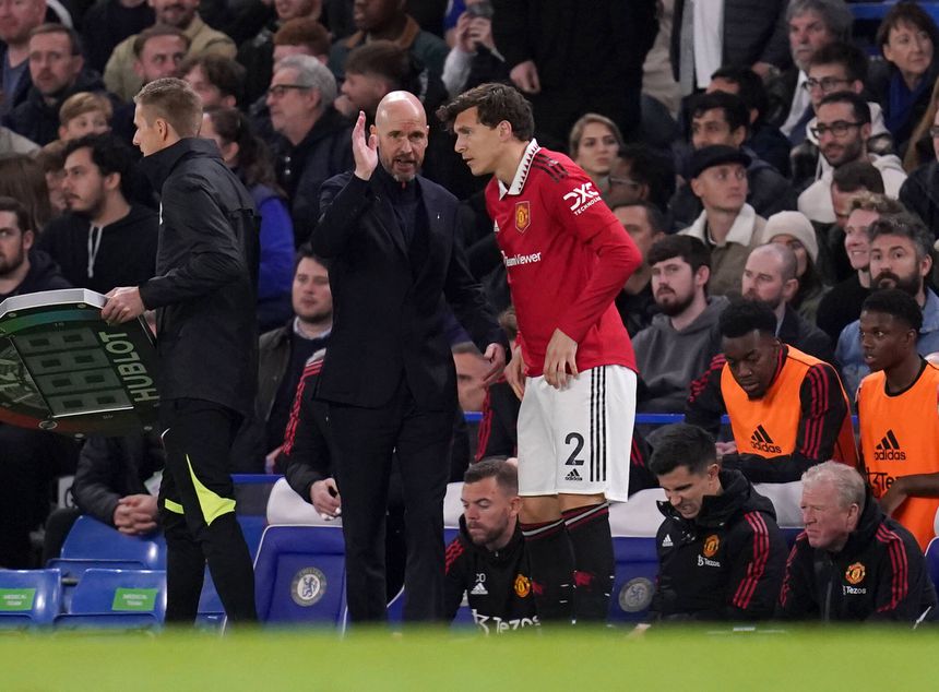 Ten Hag a dar instruções a Lindelof