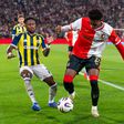 Fenerbahçe dá a volta, goleia e pode apanhar o Benfica