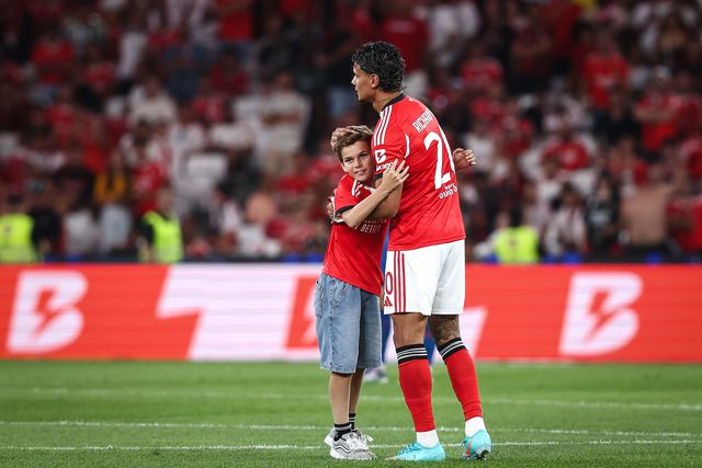 Há novo ídolo no Benfica: criança invade relvado para abraçar reforço