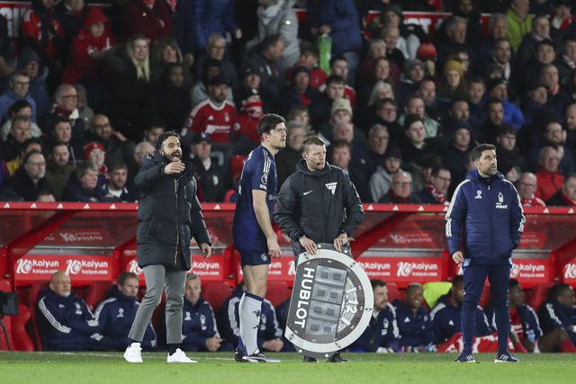 Harry Maguire na zona de substituição, enquanto Ruben Amorim dá indicações para dentro de campo