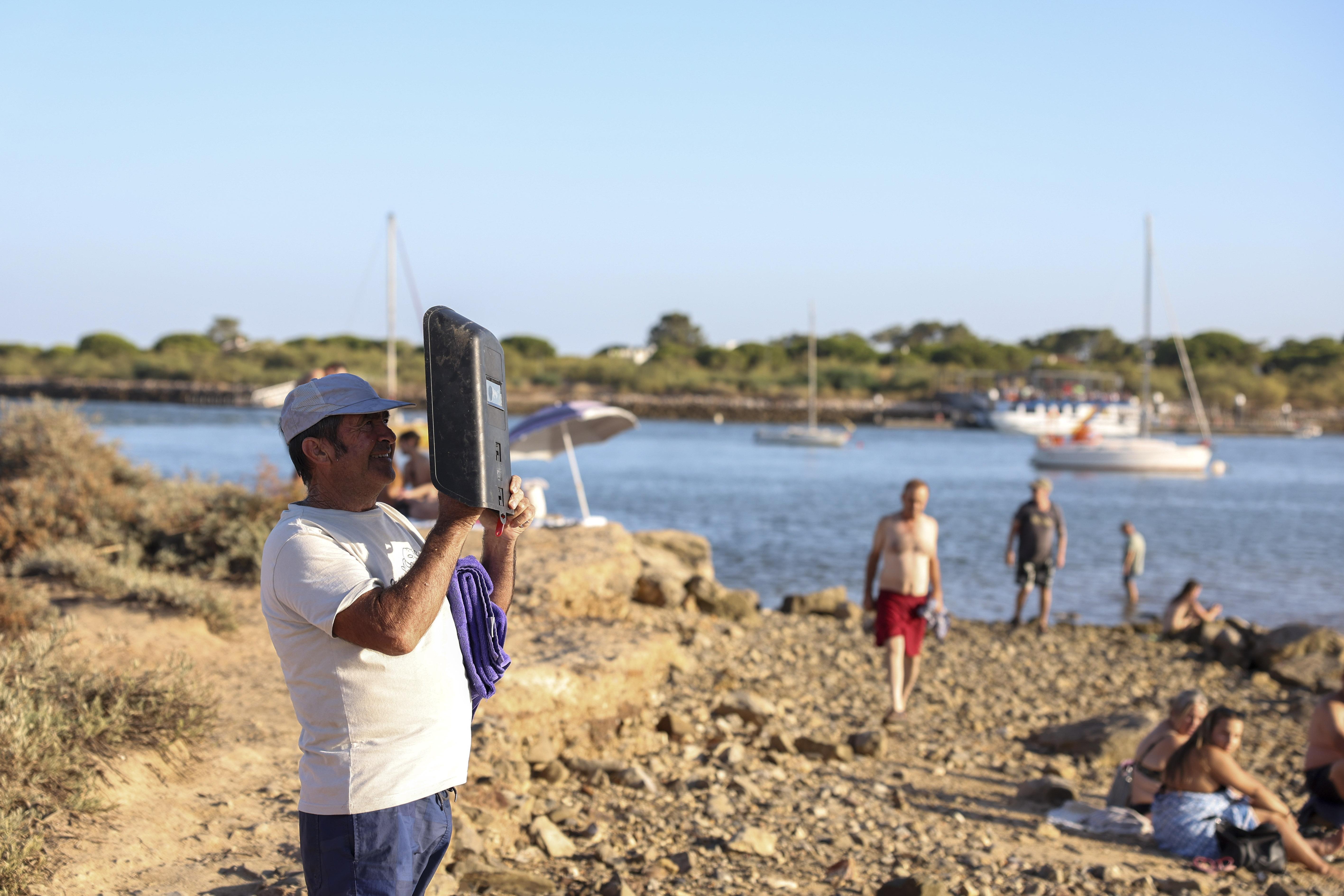 Em Tavira, tudo valeu para assistir ao eclipse - Foto:LUSA/LUIS FORRA