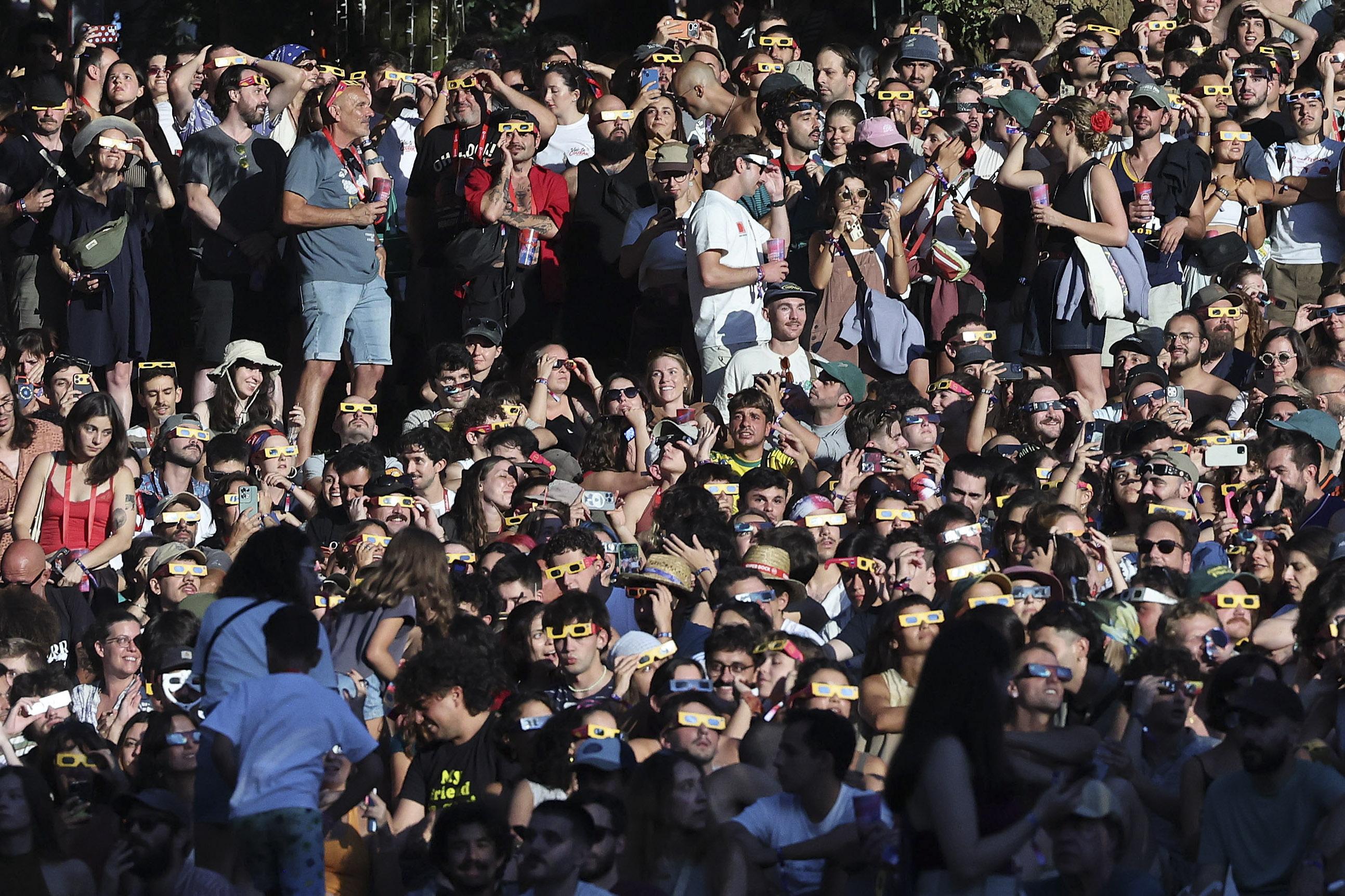 Campistas reuniram-se no Festival de Paredes Coura para assistir ao eclipse LUSA/ESTELA SILVA