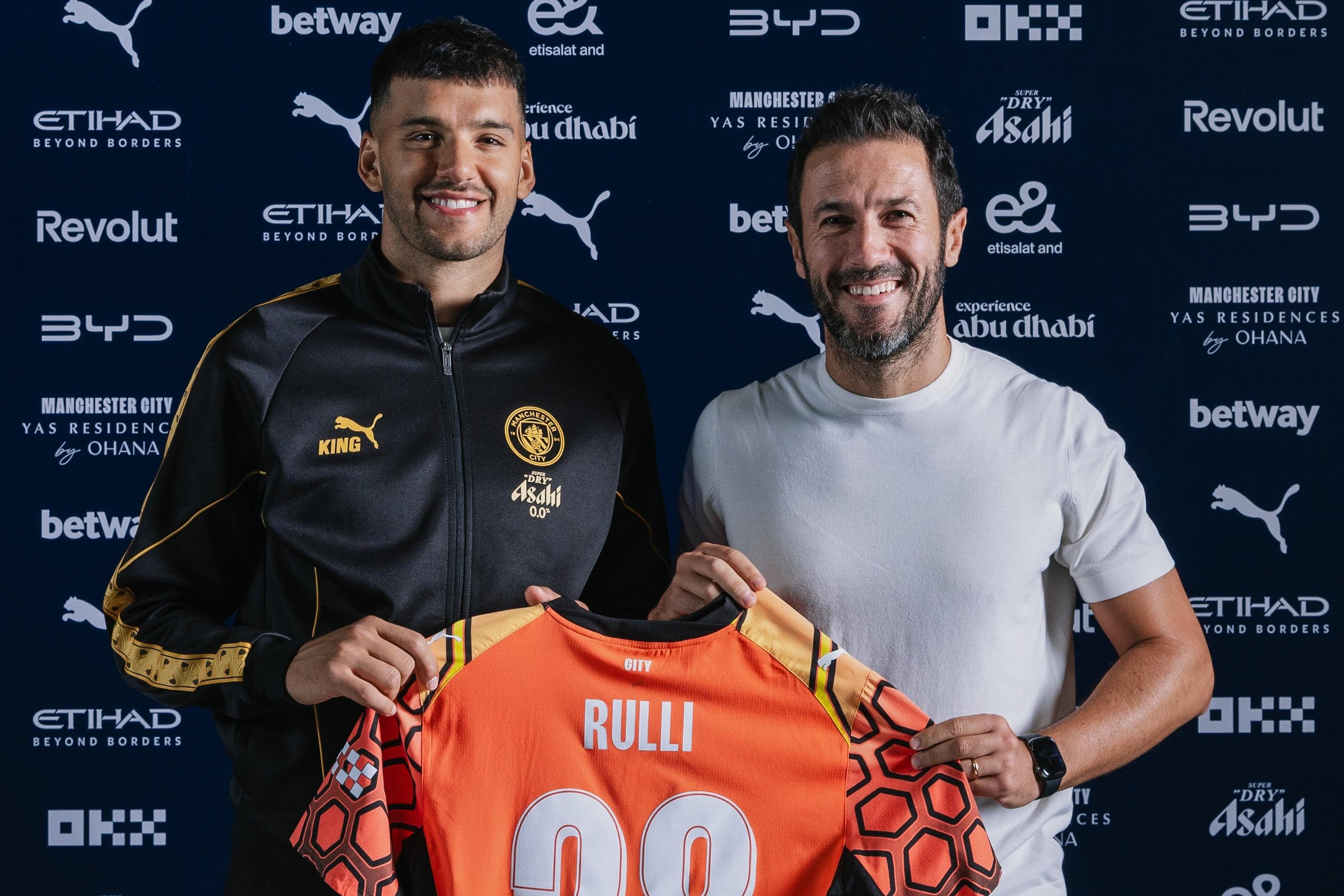 Rulli com Hugo Viana - Foto: Manchester City