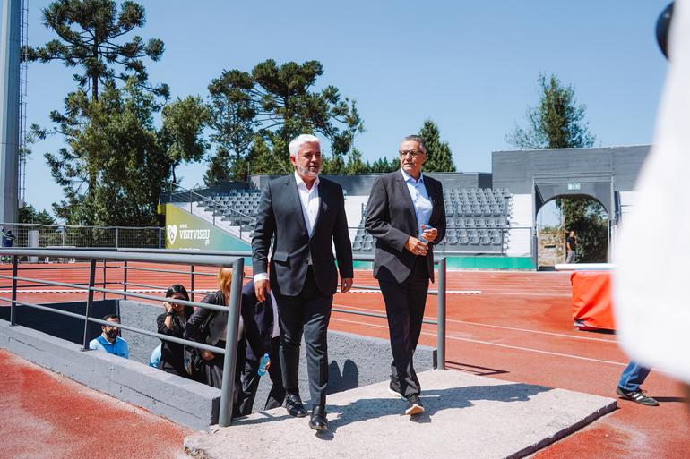 João Azevedo, presidente da Câmara Municipal de Viseu, e Mariano López, presidente da SAD do Académico de Viseu