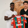O novo reforço do Marítimo tirou a foto da praxe com o presidente Carlos André Gomes