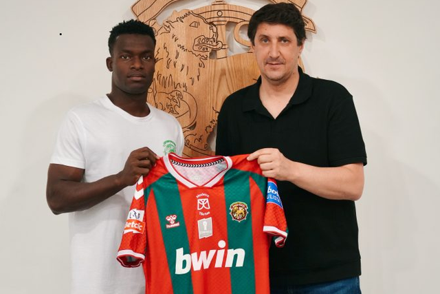 O novo reforço do Marítimo tirou a foto da praxe com o presidente Carlos André Gomes