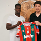 O novo reforço do Marítimo tirou a foto da praxe com o presidente Carlos André Gomes