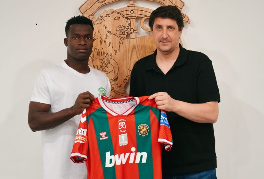 O novo reforço do Marítimo tirou a foto da praxe com o presidente Carlos André Gomes