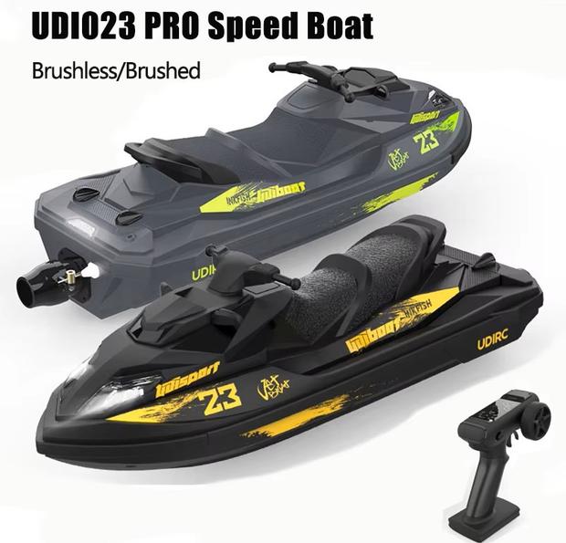 Dois modelos diferentes do Barco UDI023 PRO com o controlo remoto.
