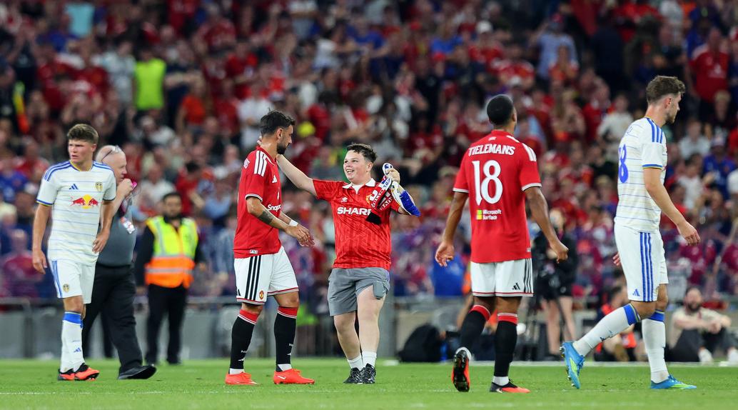 O encontro entre Bruno Fernandes e fã - Foto: IMAGO