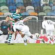 Foi com este remate à meia-volta que Targino fez o 2-1 aos 77' para, um minuto depois, gelar Alvalade, fazendo o 2-2 do Vitória - Foto: A BOLA