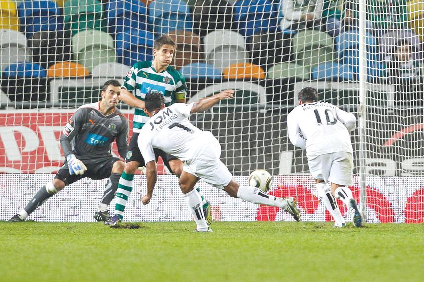 Foi com este remate à meia-volta que Targino fez o 2-1 aos 77' para, um minuto depois, gelar Alvalade, fazendo o 2-2 do Vitória - Foto: A BOLA