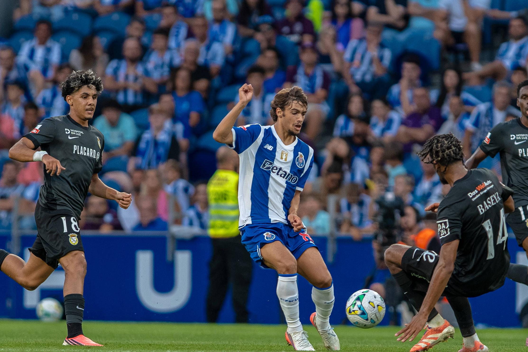 Rodrigo Mora com a camisola do FC Porto