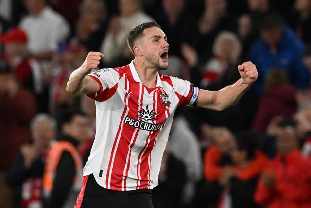 Taylor Harwood-Bellis, defesa-central do Southampton e alvo do Benfica (foto: Imago)