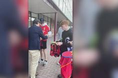 Rui Costa dá autógrafos e sai a correr