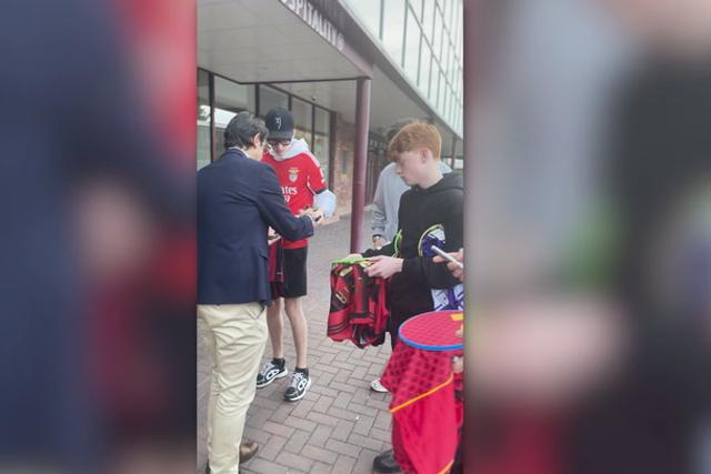 Rui Costa dá autógrafos e sai a correr