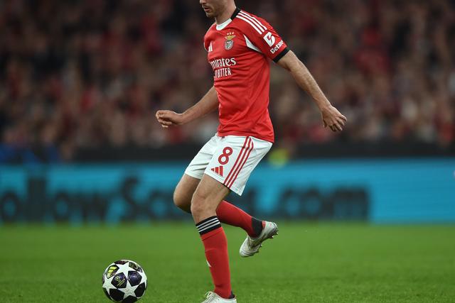 Aursnes. O novo capitão do Benfica. Ausente dos primeiros compromissos devido a sobrecarga muscular na coxa esquerda, primeiro, e gastroenterite depois. Adeptos querem-no em campo - Foto: Miguel Nunes