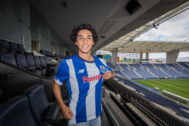 João Henrique Matos assina contrato de formação com o FC Porto