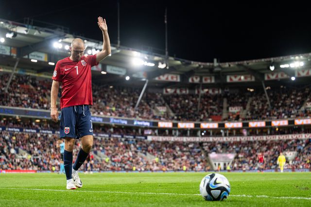 Aursnes titular na vitória da Noruega