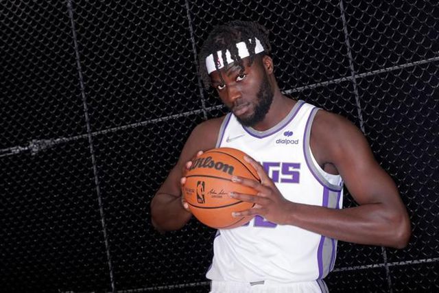 Neemias Queta dispensado pelos Kings