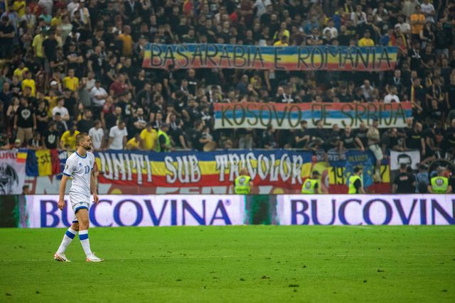 VÍDEO: Kosovo sai de campo em Bucareste aos 17 minutos, jogo foi suspenso e depois reatado