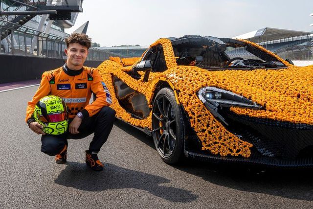 Lando Norris conduz McLaren feito de Lego