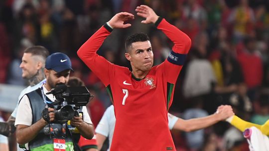 Vídeo: Luxuosa mansão de Ronaldo em Inglaterra à venda (e com baixa de preço)