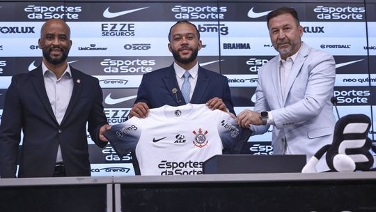 Corinthians apresenta Depay e... engana-se na duração do contrato