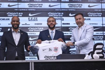 Corinthians apresenta Depay e... engana-se na duração do contrato