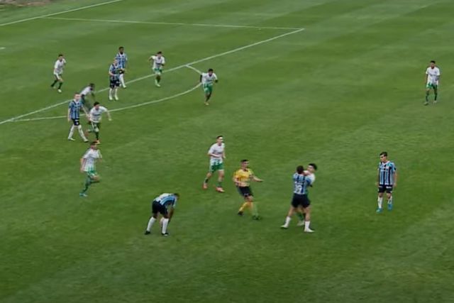 VÍDEO: Diego Costa foi aos sub-20 e acabou expulso por agarrar adversário pelo pescoço