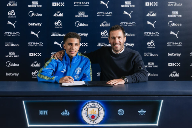 Rico Lewis e Hugo Viana - Foto: Manchester City