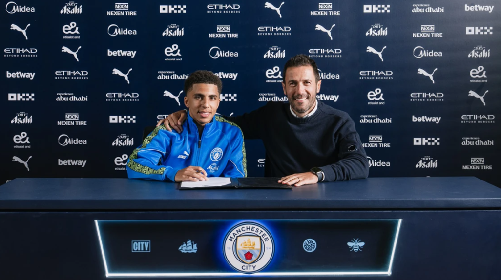 Rico Lewis e Hugo Viana - Foto: Manchester City