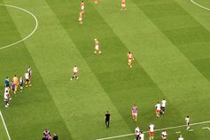 O momento em que Otamendi pede desculpa com assobios à equipa