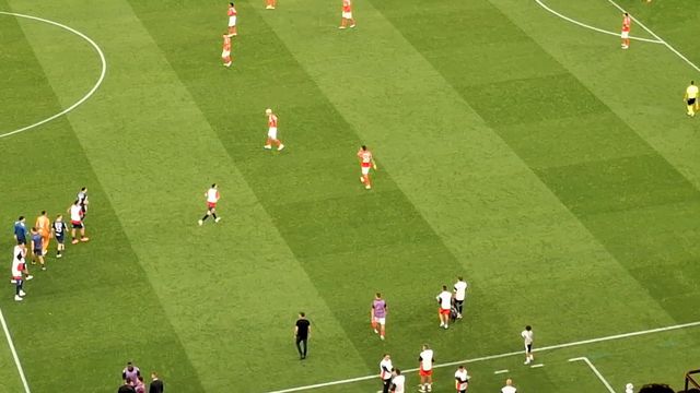 O momento em que Otamendi pede desculpa com assobios à equipa