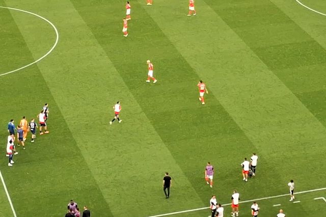 O momento em que Otamendi pede desculpa com assobios à equipa