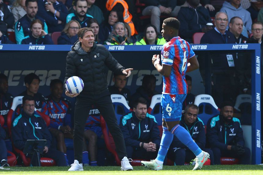 Oliver Glasner, treinador do Crystal Palace, com Marc Guéhi, capitão