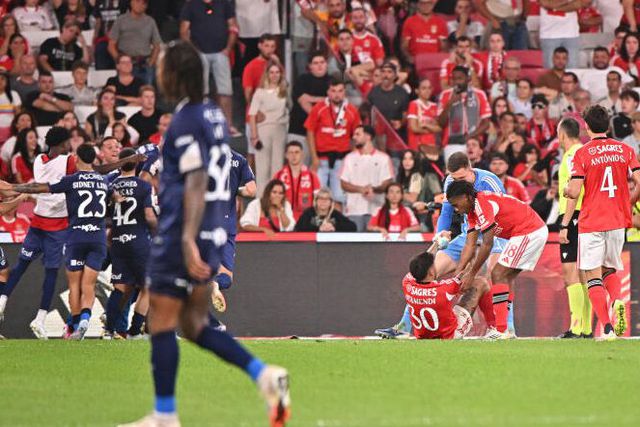 VÍDEO: Otamendi deitou um balde de água fria em cima do Benfica aos 90+2'