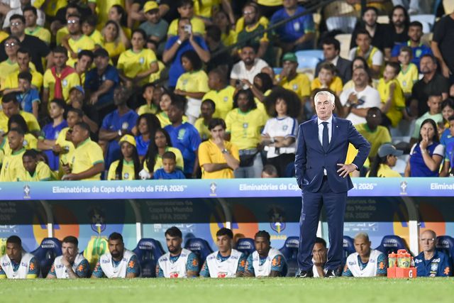 Carlo Ancelotti no decorrer do Brasil-Chile, de apuramento para o Mundial