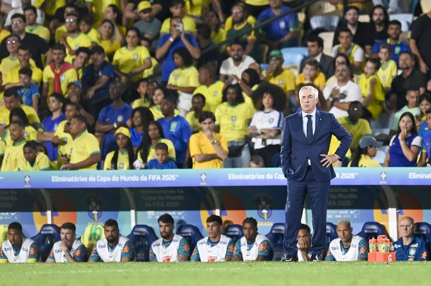 Carlo Ancelotti no decorrer do Brasil-Chile, de apuramento para o Mundial