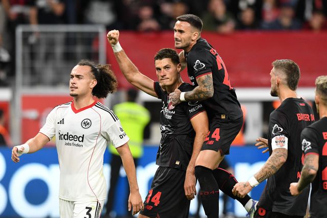 Ex-Benfica brilha e Leverkusen pintado de vermelho sorri no pós-Ten Hag