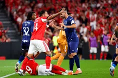 Lage solta a fera! Otamendi indomável