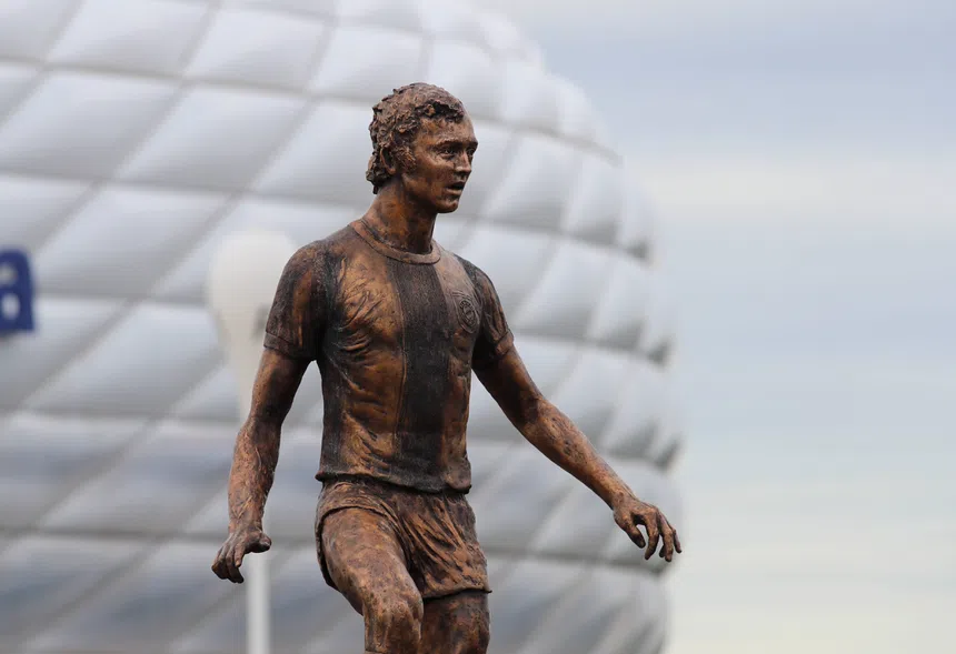 Kaiser eterno! Bayern eleva Beckenbauer a bronze