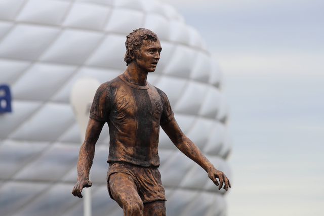 Bayern inaugura estátua de homenagem a Beckenbauer