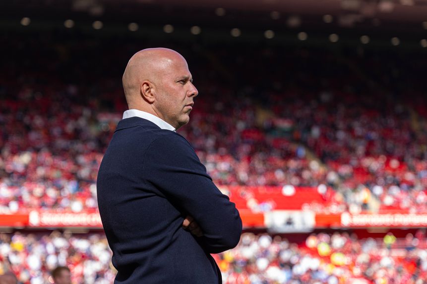 Arne Slot, treinador do Liverpool, em Anfield