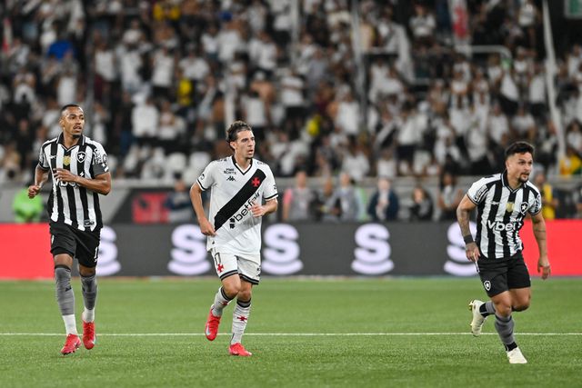 Nuno Moreira marca, Vasco sofre, mas está nas 'meias' da Taça do Brasil