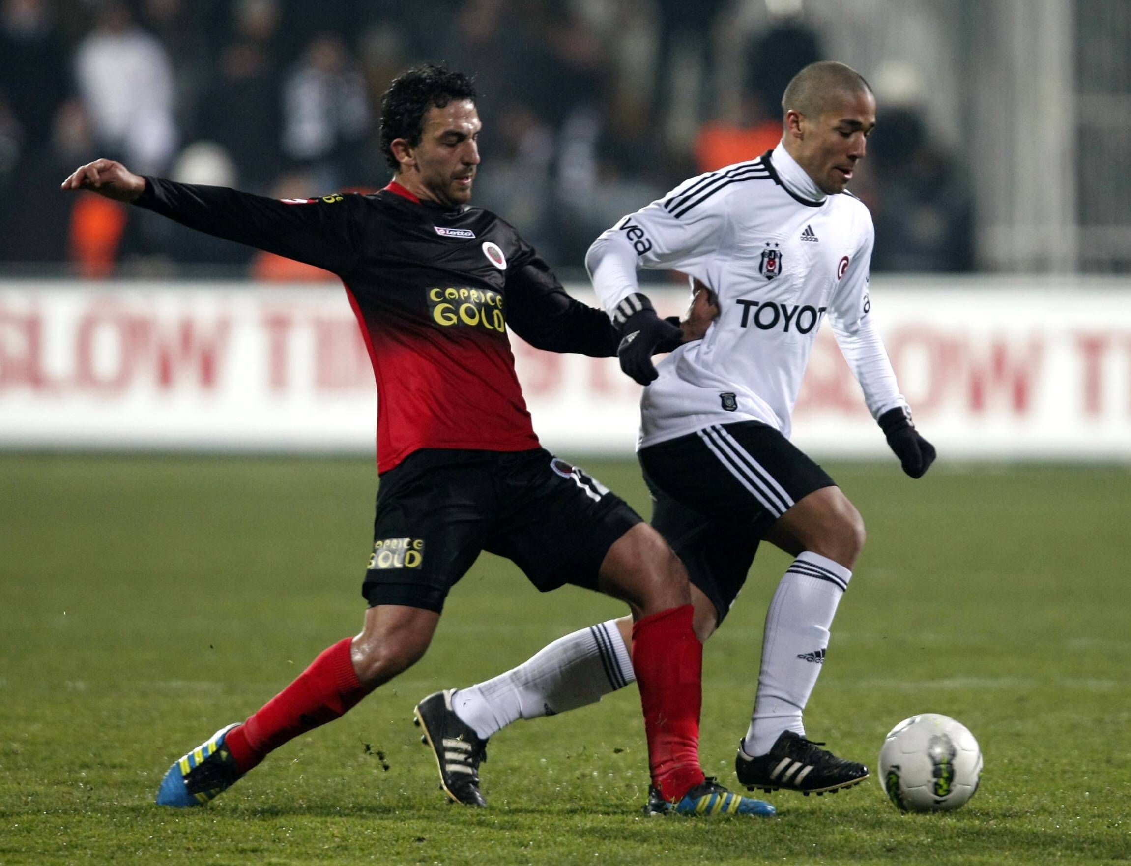 Júlio Alves vestiu a camisola do Besiktas na época 2011/2012 e fez seis jogos