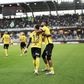 Abdoulie Manneh festeja golo do Mjällby ao Gais para a liga sueca