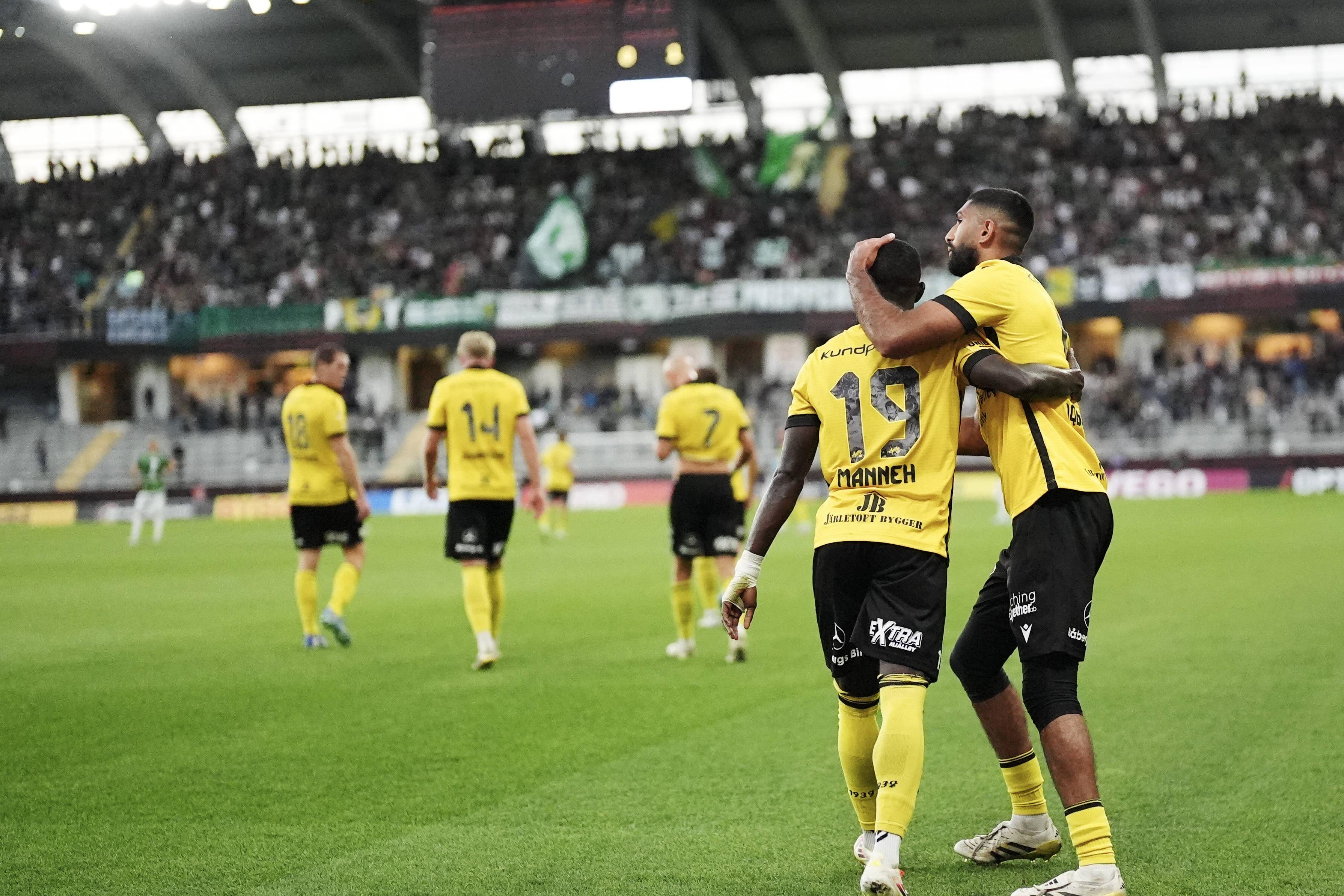 Abdoulie Manneh festeja golo do Mjällby ao Gais para a liga sueca