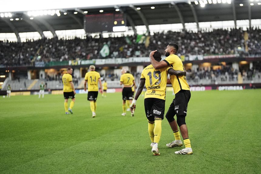 Abdoulie Manneh festeja golo do Mjällby ao Gais para a liga sueca