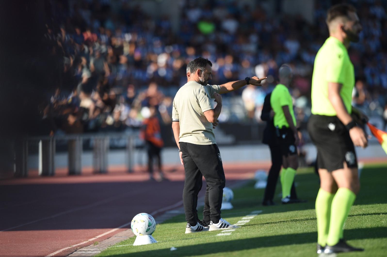 Filipe Coelho ficou triste com o resultado diante do FC Porto, mas elogiou comportamento da equipa do Casa Pia